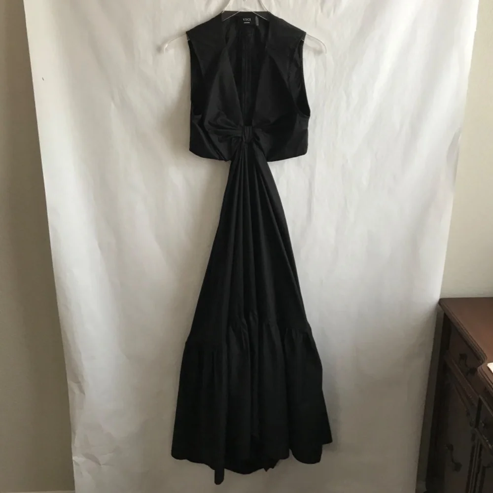 VICI Cut-Out Twist Knot V-Neck Black Maxi Dress M A-Line Tiered High Low Skirt - Picture 2 of 11